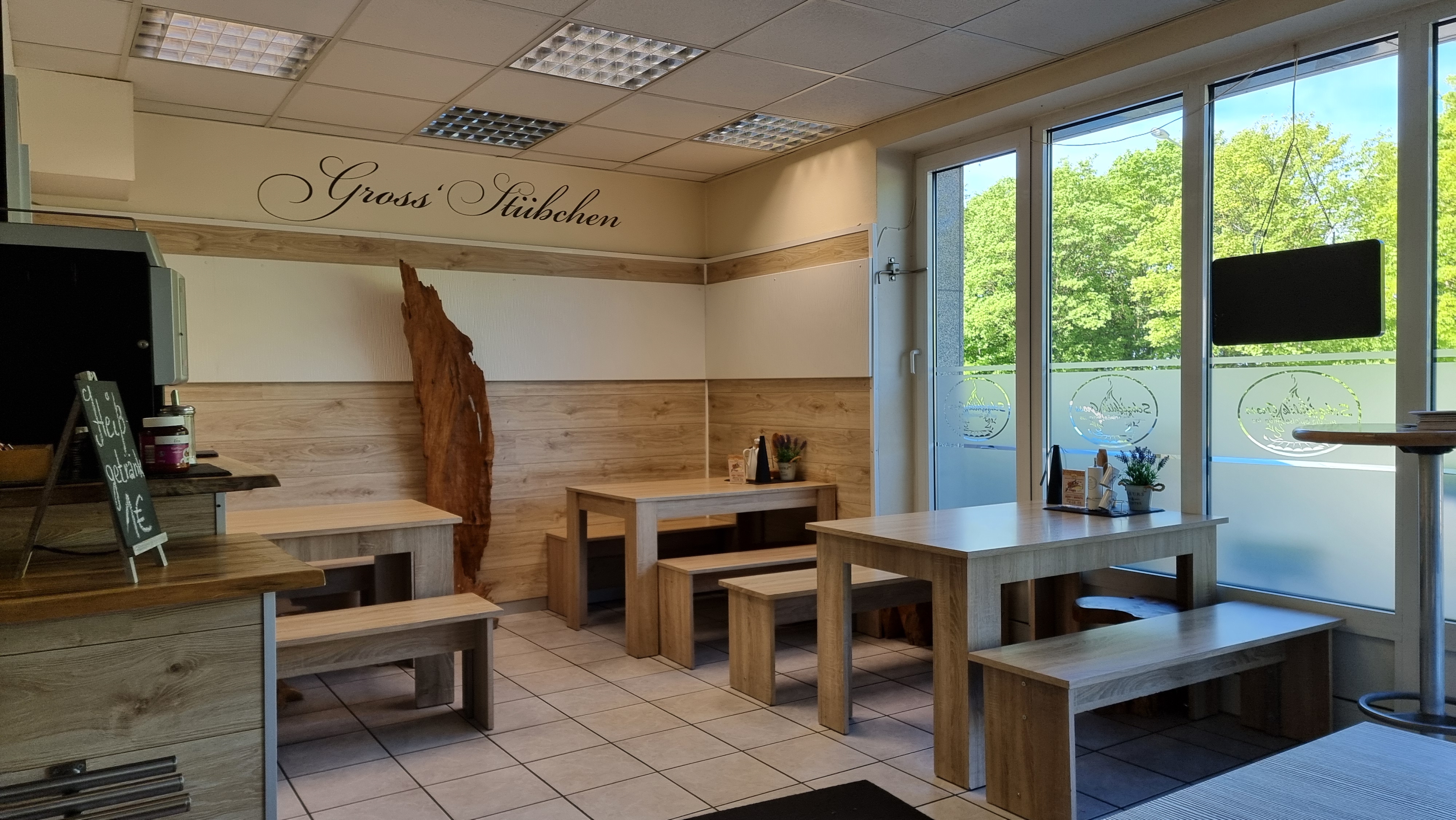Gastraum mit Holztischen
