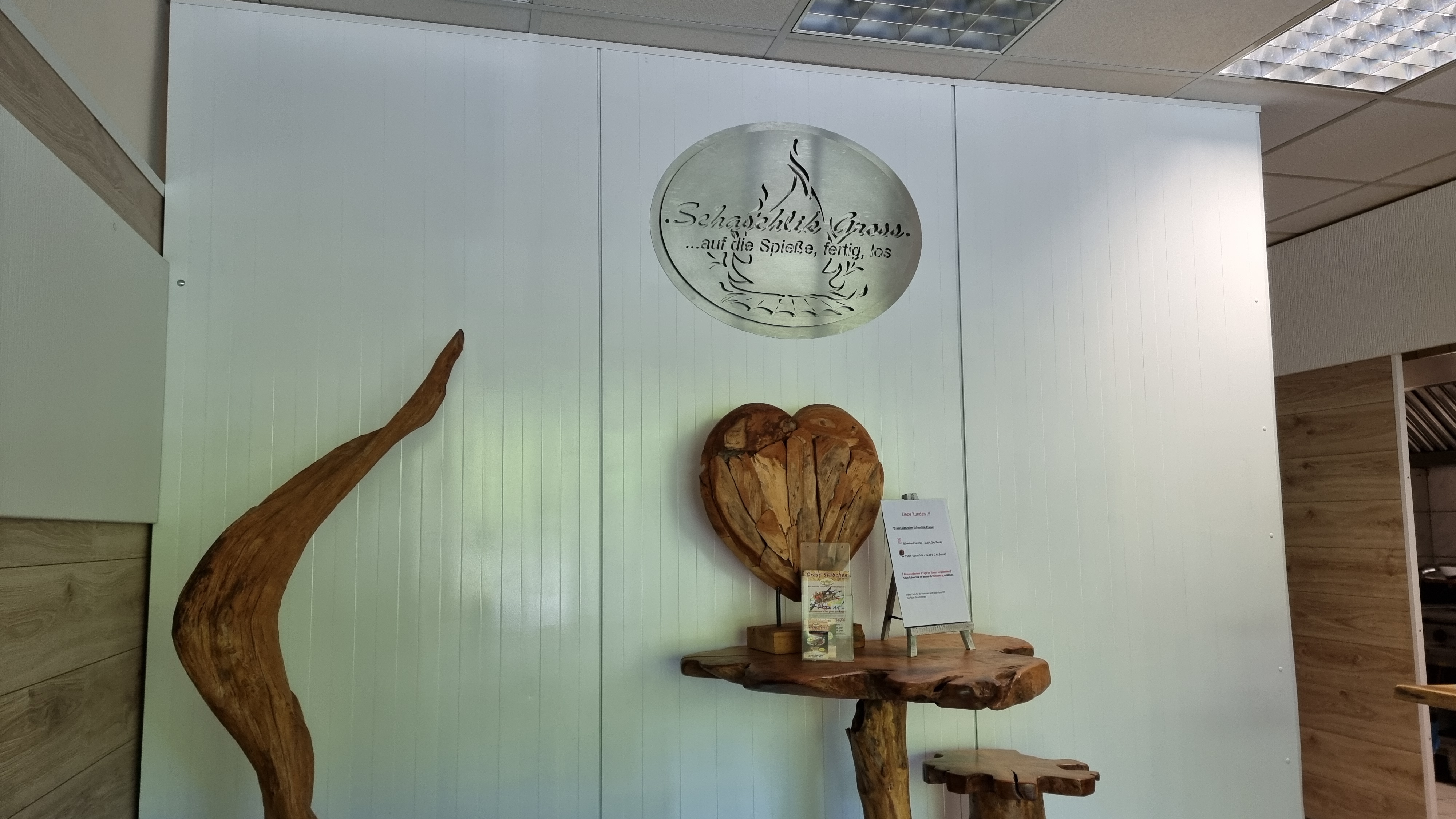 Wandlogo und Holz-Skulpturen